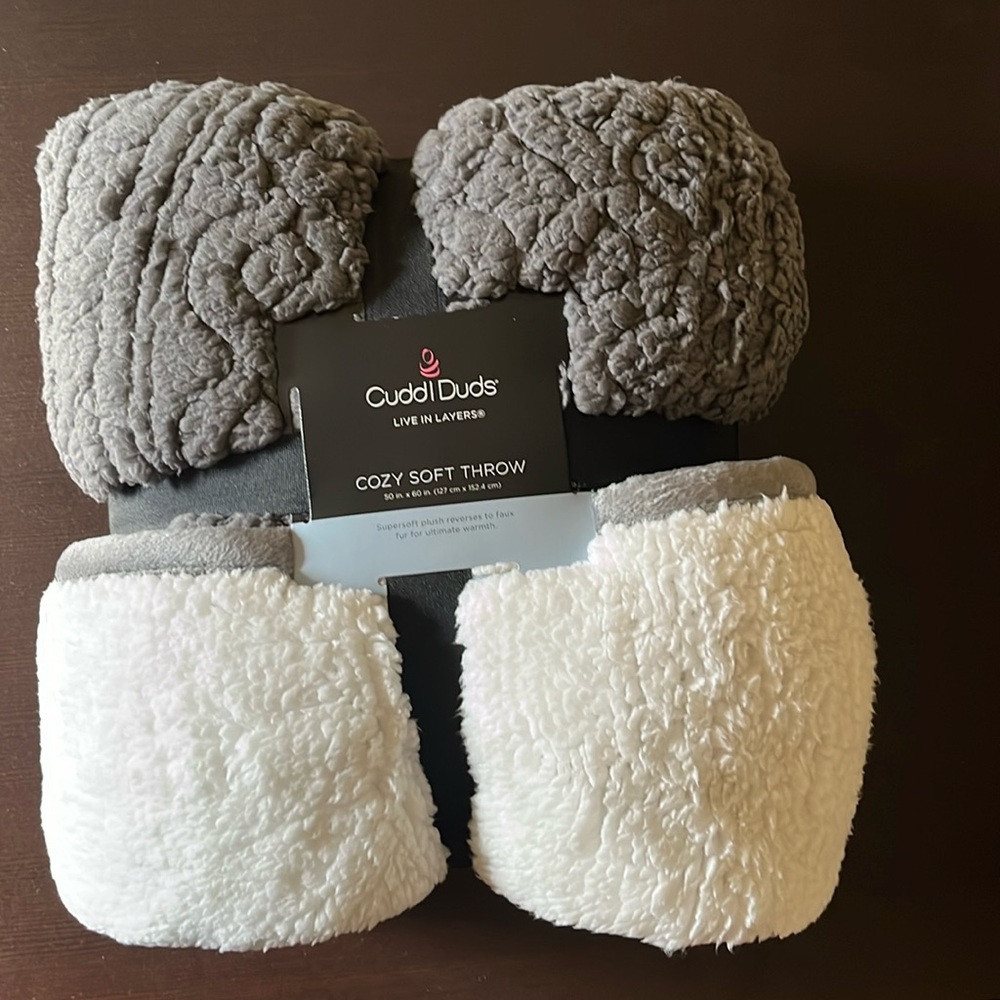 Cuddle Duds, NWT, Sherpa cozy throw blanket. 50” x 60”